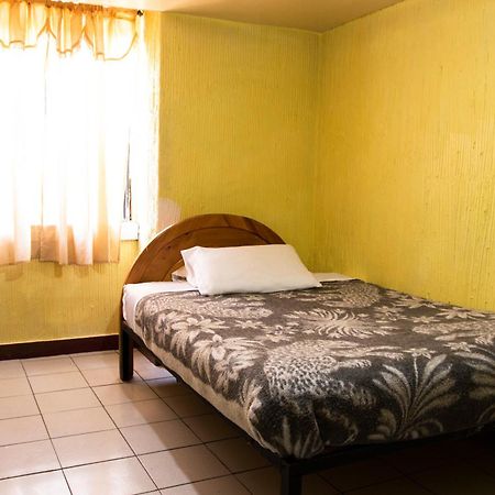 Hostal Carlos Luis Кито Екстериор снимка