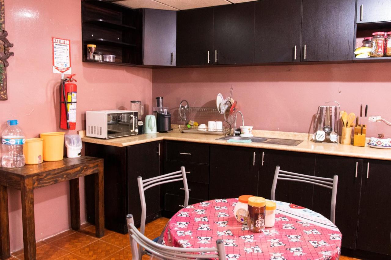 Hostal Carlos Luis Кито Екстериор снимка