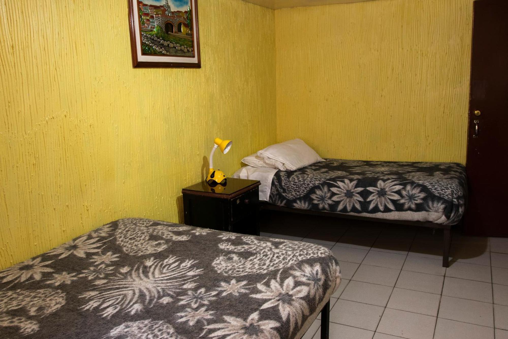 Hostal Carlos Luis Кито Екстериор снимка
